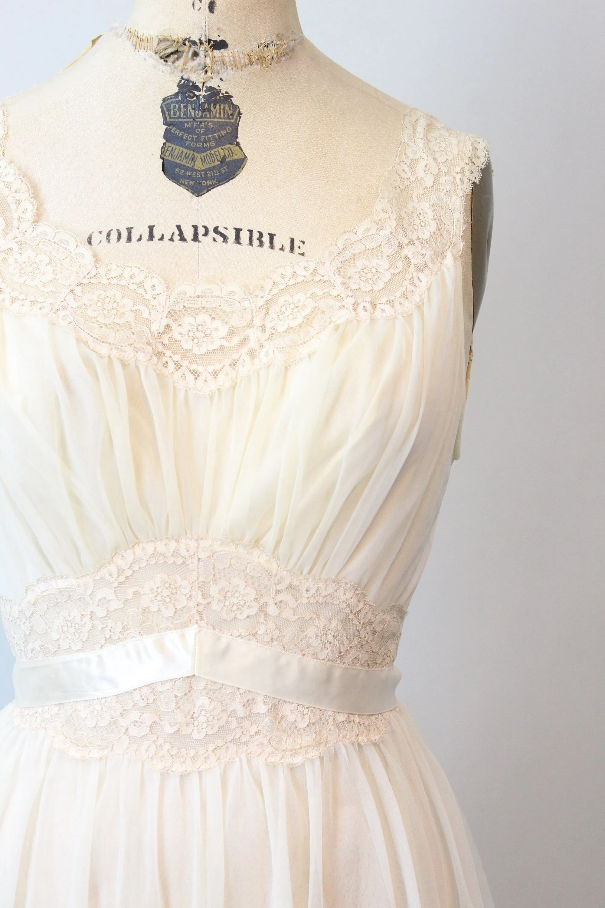 1950s VANITY FAIR lace lingerie nightgown xs | new spring
