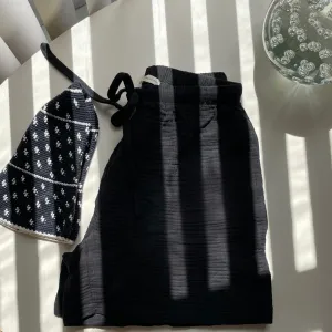 August Shorts Black