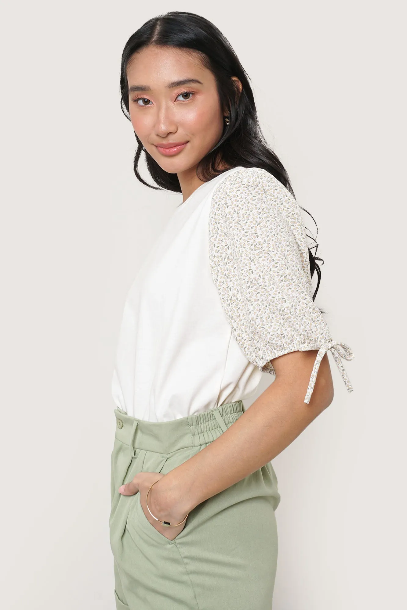 Contrast Floral Puff Sleeve Tee