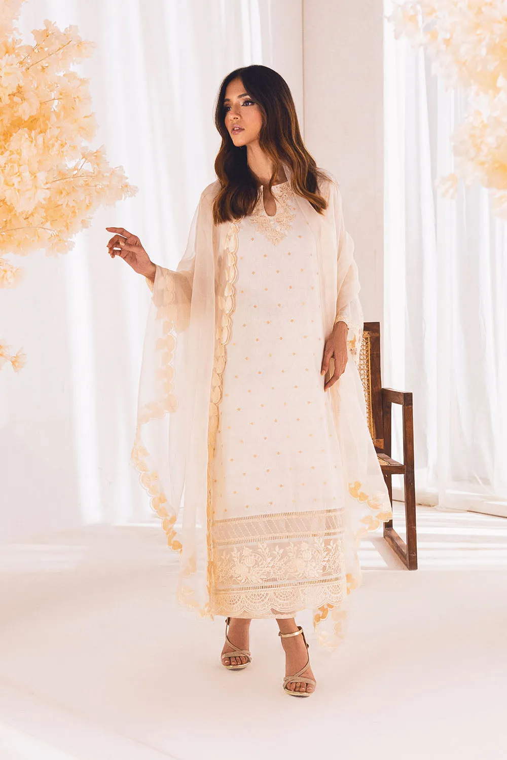Heavily Embellished Creamy White Pakistani Salwar Kameez Dupatta
