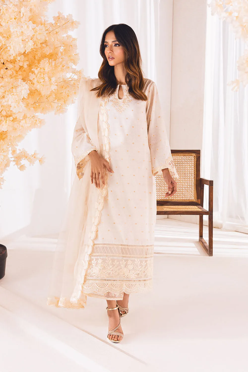 Heavily Embellished Creamy White Pakistani Salwar Kameez Dupatta