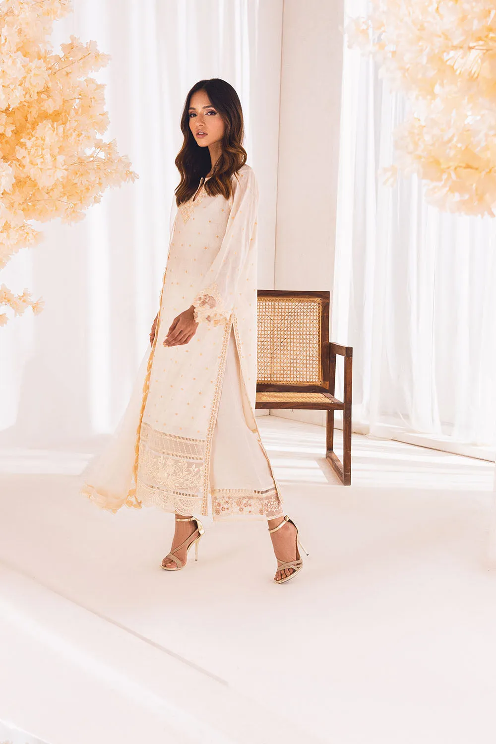 Heavily Embellished Creamy White Pakistani Salwar Kameez Dupatta