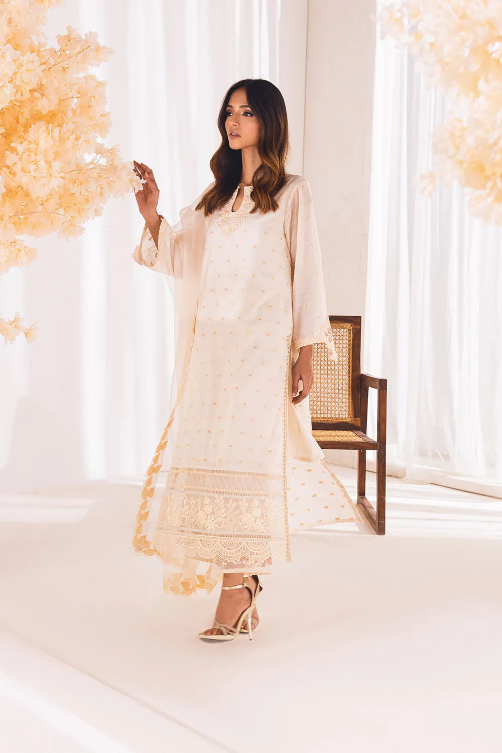 Heavily Embellished Creamy White Pakistani Salwar Kameez Dupatta