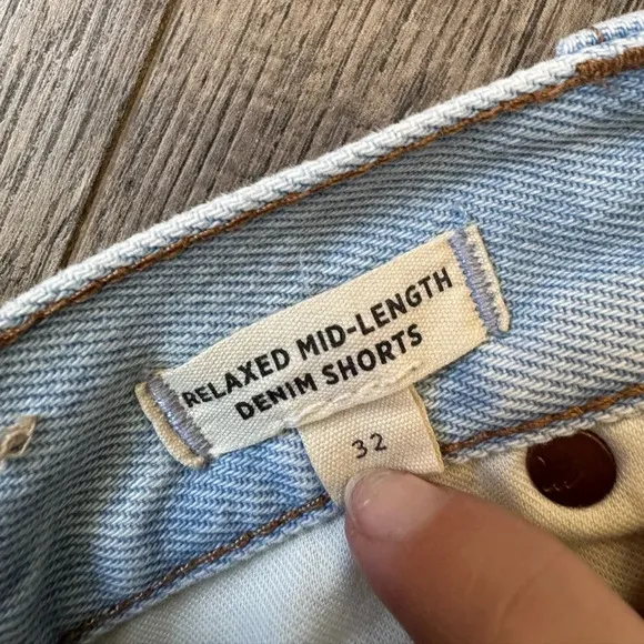 Madewell Relaxed Mid-Length Denim Shorts in Wengler Wash: Step-Hem Edition