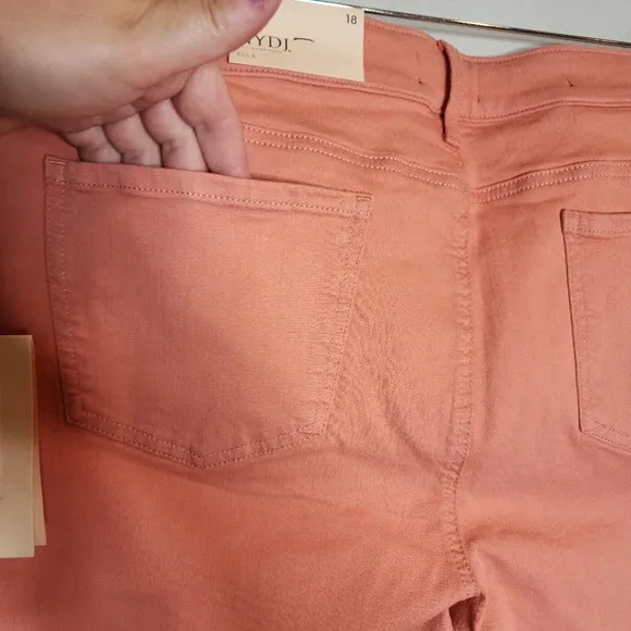 NWT NYDJ Ella Stretch Denim Peach Terracotta Cuffed Shorts. Size 18