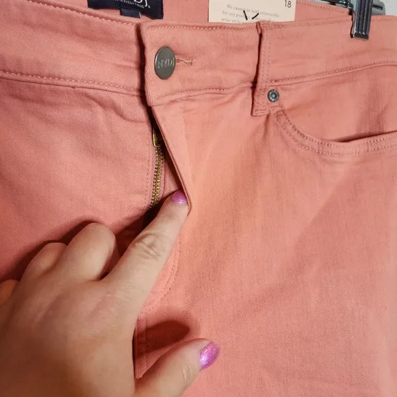 NWT NYDJ Ella Stretch Denim Peach Terracotta Cuffed Shorts. Size 18