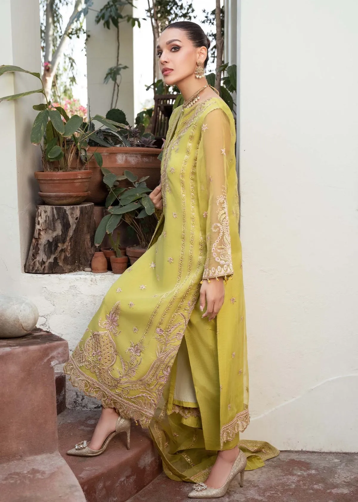 Yellow Embroidered luxury Pakistani Salwar Kmaeez Dupatta Suit
